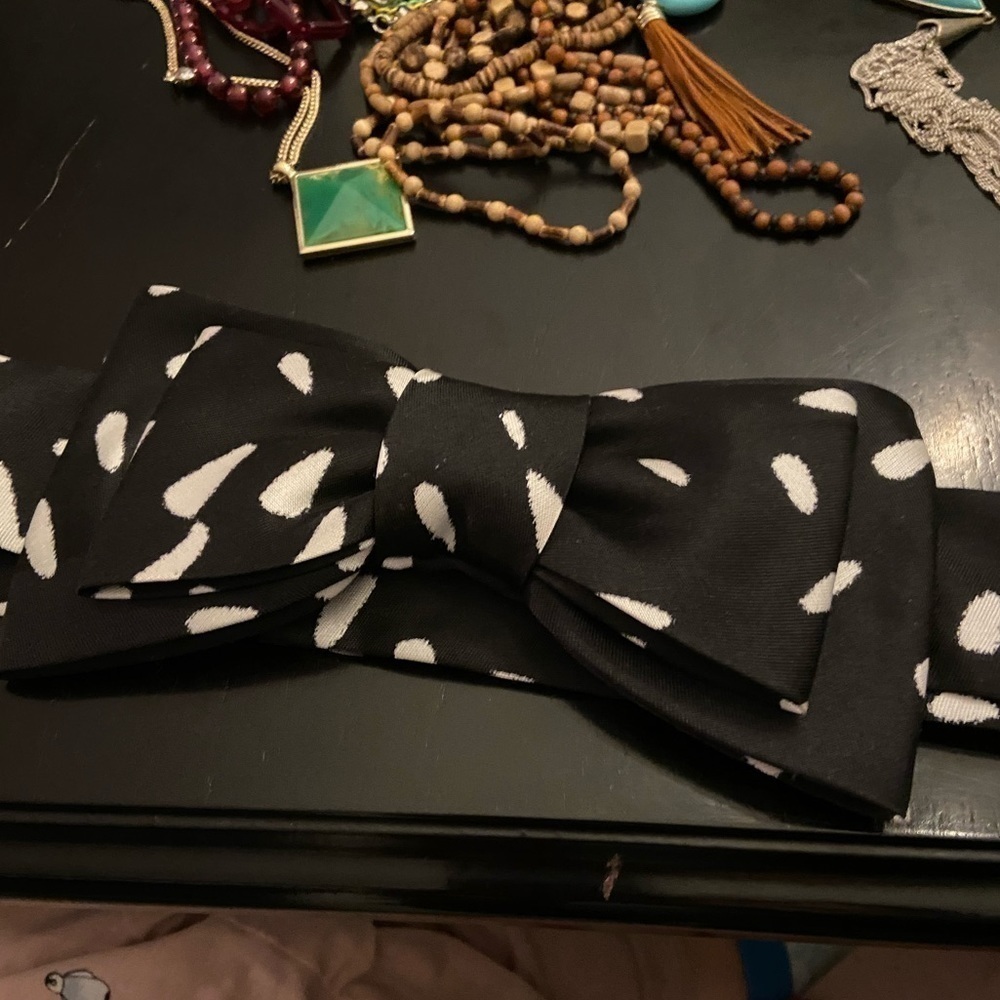 Bow black and white button belt